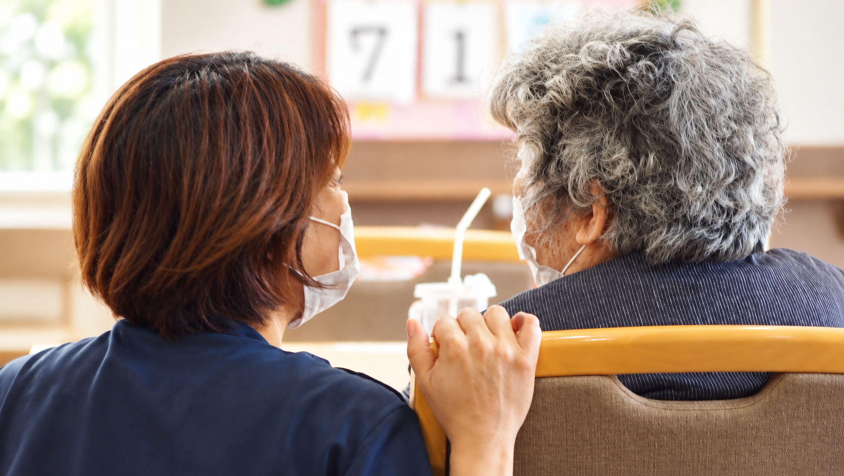 利用者様と職員が自然に会話している様子