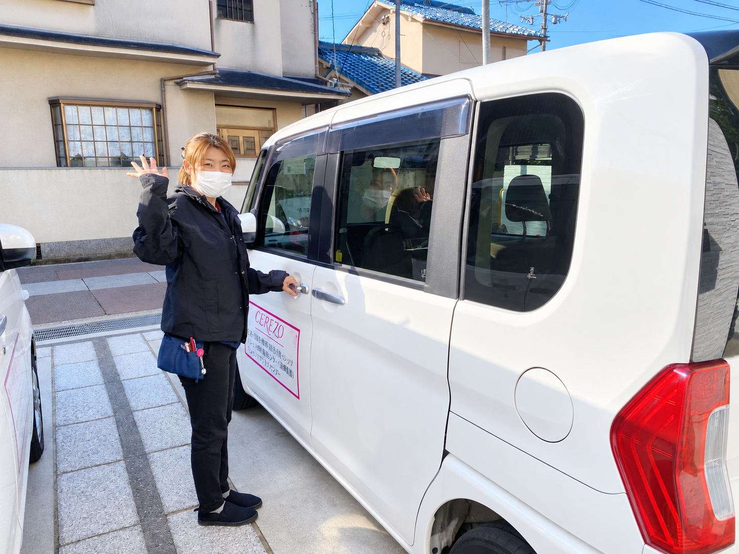 訪問看護へ出発する職員と車両