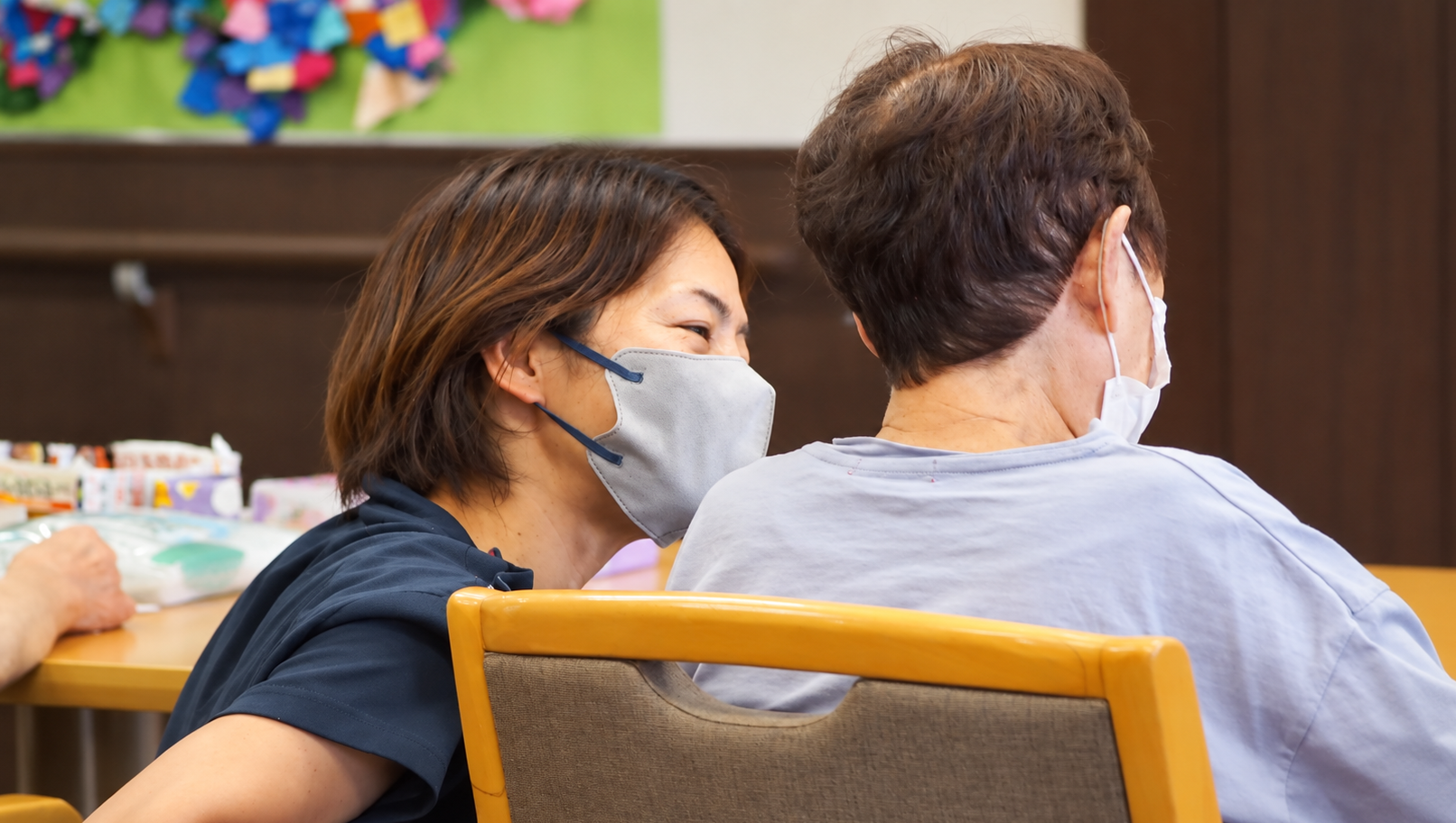 利用者様と職員が穏やかに会話している様子