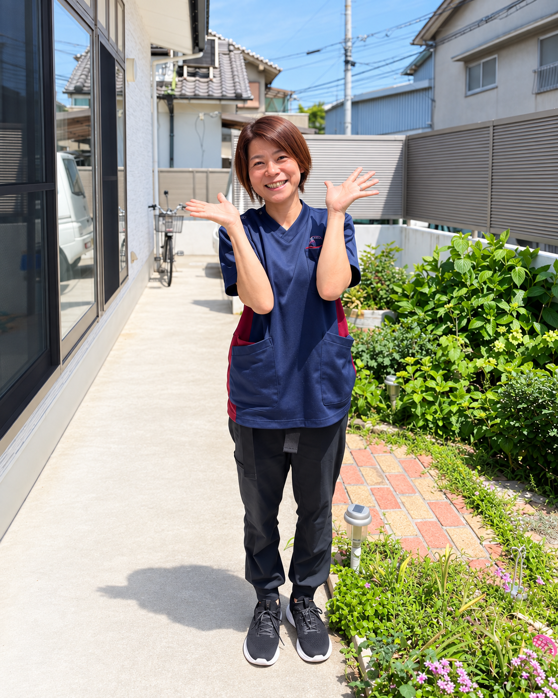 屋外で笑顔を見せるセレッソの職員
