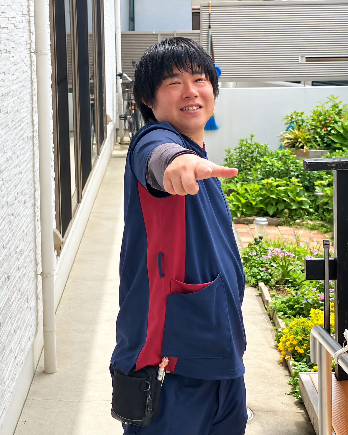屋外で笑顔を見せるセレッソの職員