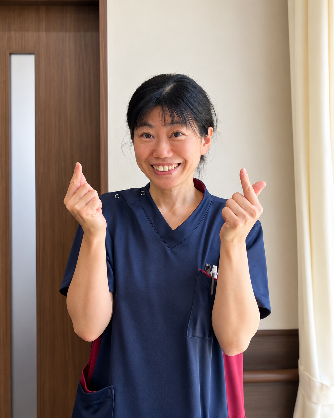 室内で笑顔を見せるセレッソの職員